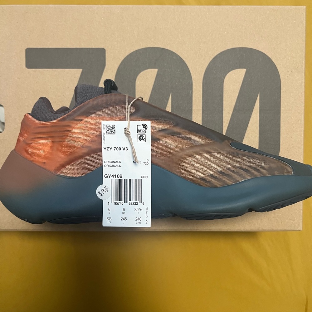 YZY 700 V3